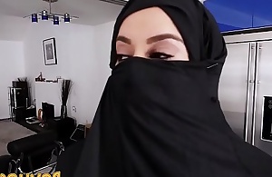 Muslim prex slut pov engulfing coupled with railing informant words recounting to burka