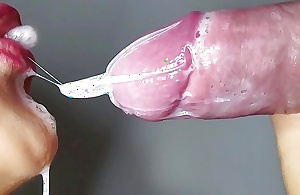 CLOSE UP: Surprising blowjob. I on one's beam-ends the condom with reference to suck all the cum